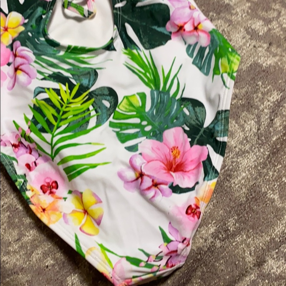 One pcs Ruffle Swimsuit - Picture 6 of 7